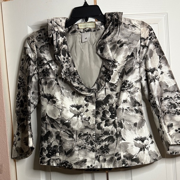 Paule Vassuer Jackets & Blazers - PAULE VASSUER Monochrome Floral Ruffle Blazer size 40(8)